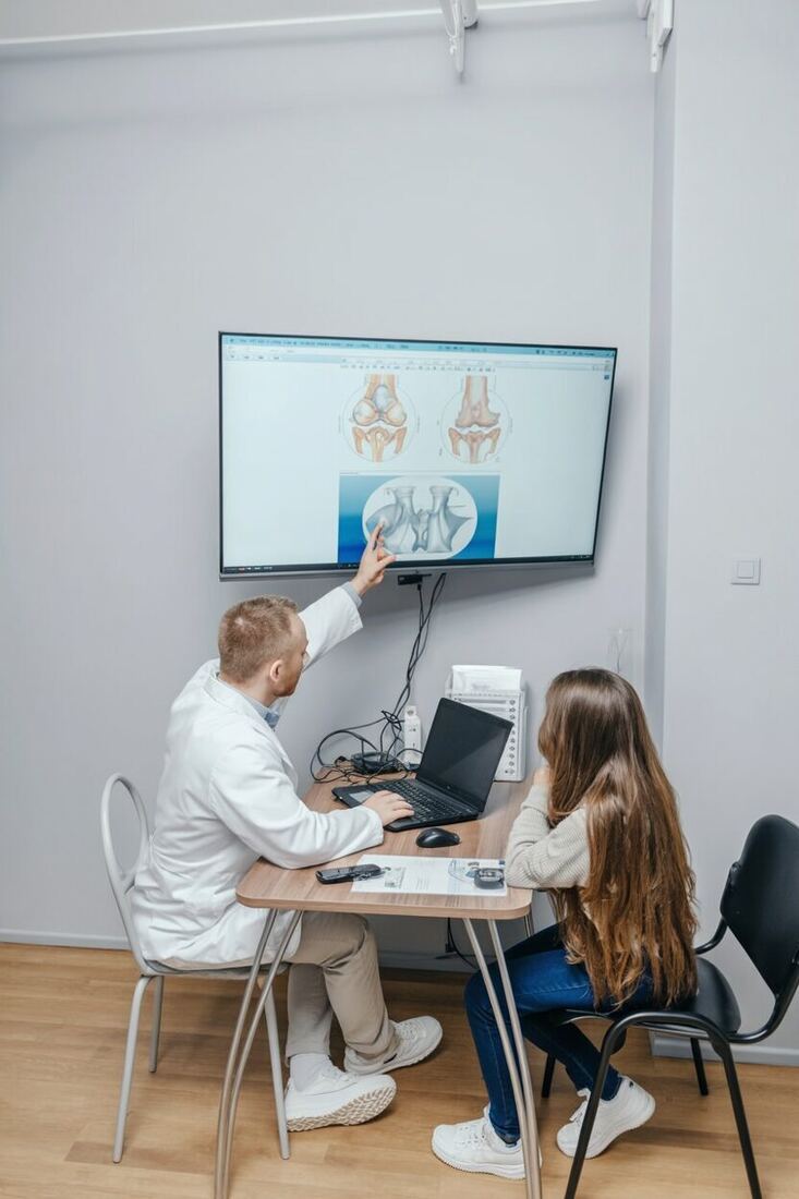 Врач разбирает с пациенткой план лечения